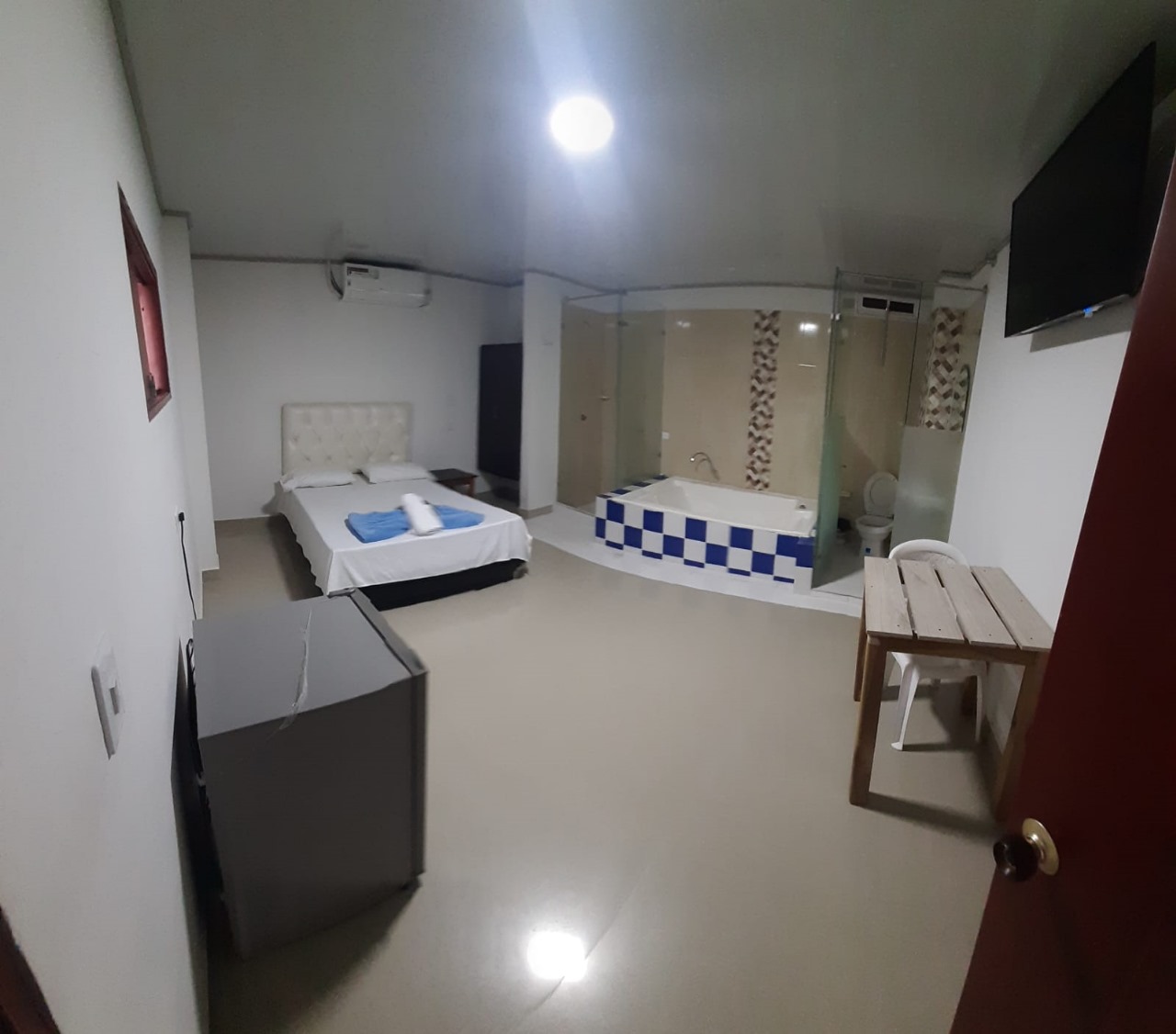 Habitación doble con Aire acondicionado, TV y WiFi